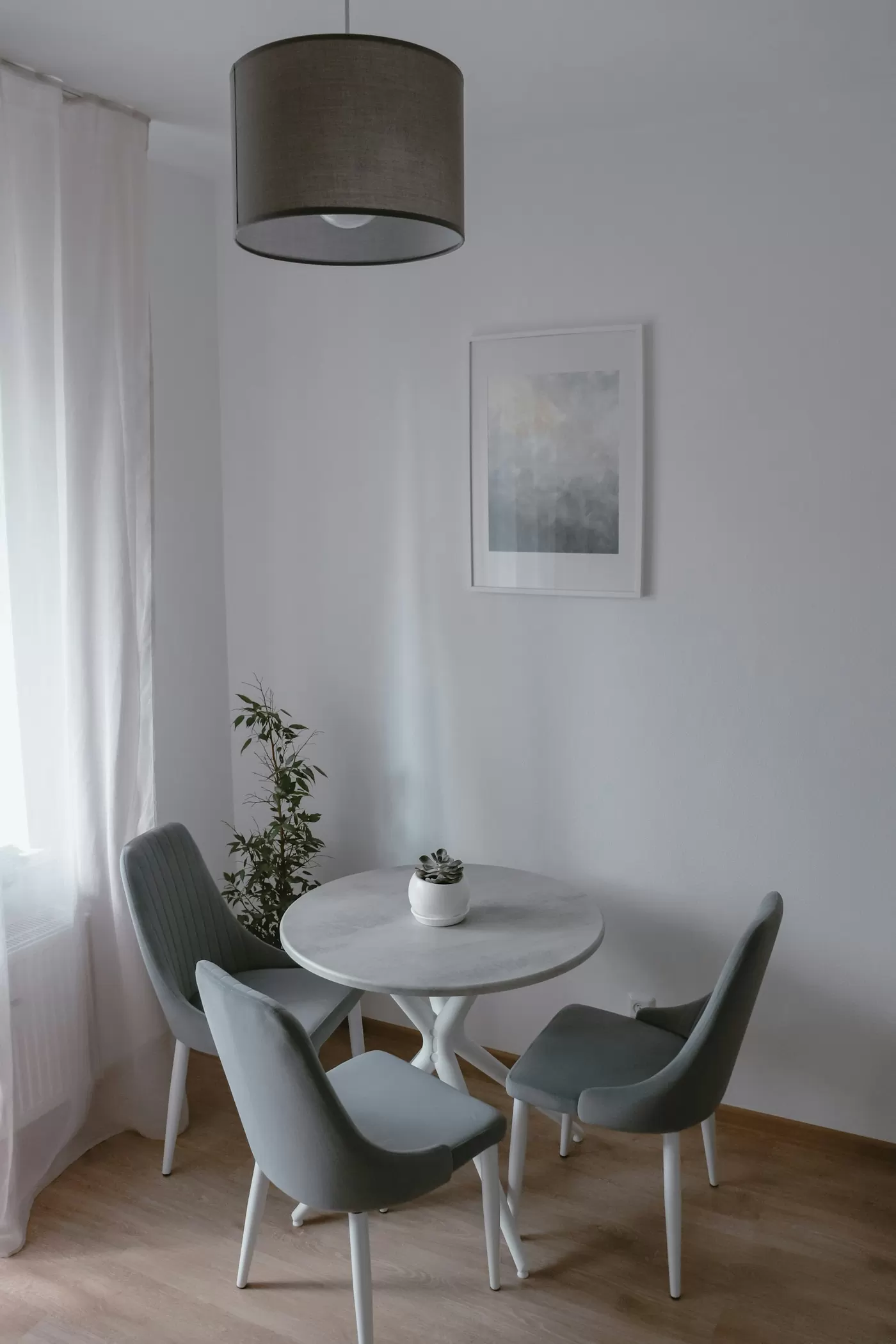 Coin repas lumineux d'un appartement meublé