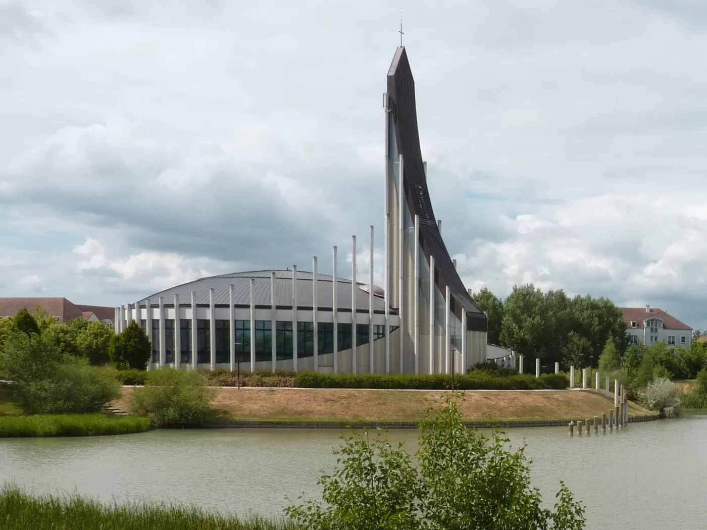 L'église Notre-Dame-du-Val et son lac à Bussy-Saint-Georges