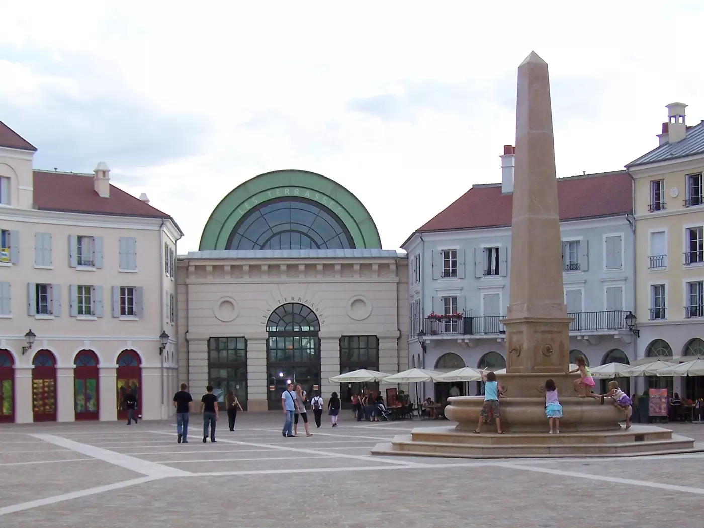 La place de Toscane à Serris, son obélisque et sa rotonde, cœur du Val d'Europe