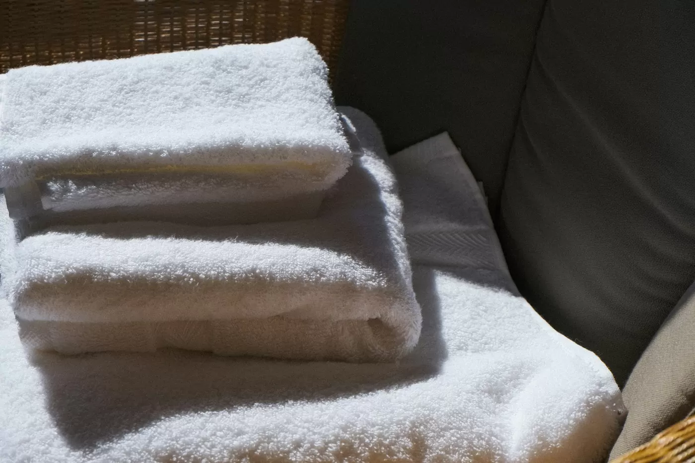 Serviettes blanches pliées, linge de maison professionnel